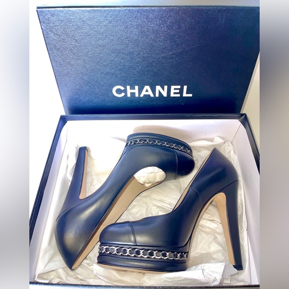 CHANEL Interlocking CC logo
Silver-tone Chain Platform Leather Pumps - Picture 1 of 12